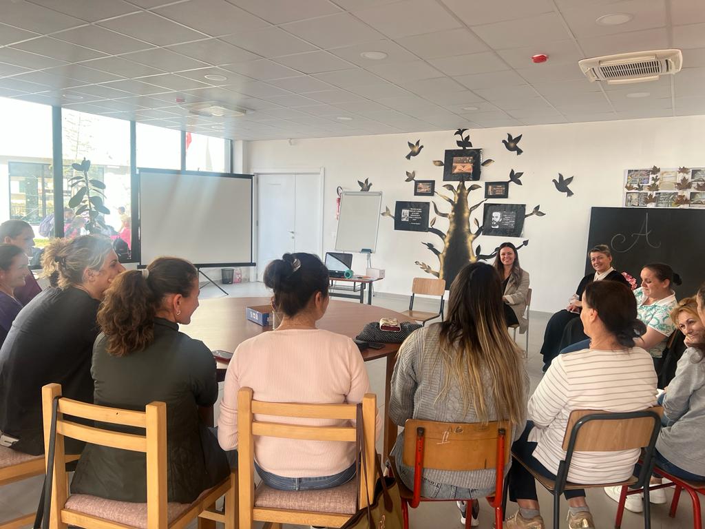 Albanien Frauenhaus Edlira Haxhiymeri (SEH) Session